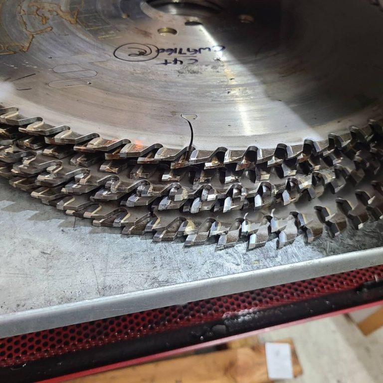 Mài đắp hợp kim phục hồi lưỡi cưa cũ theo yêu cầu